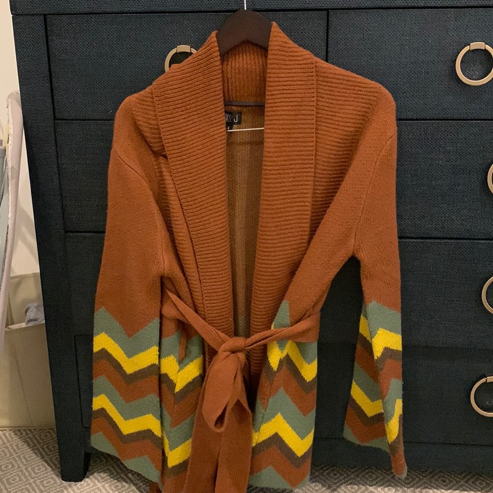 Size S (fits more like a M) belted cardigan. Slight flare sleeve.